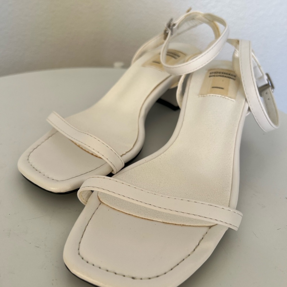 women’s White sandals (brand new )